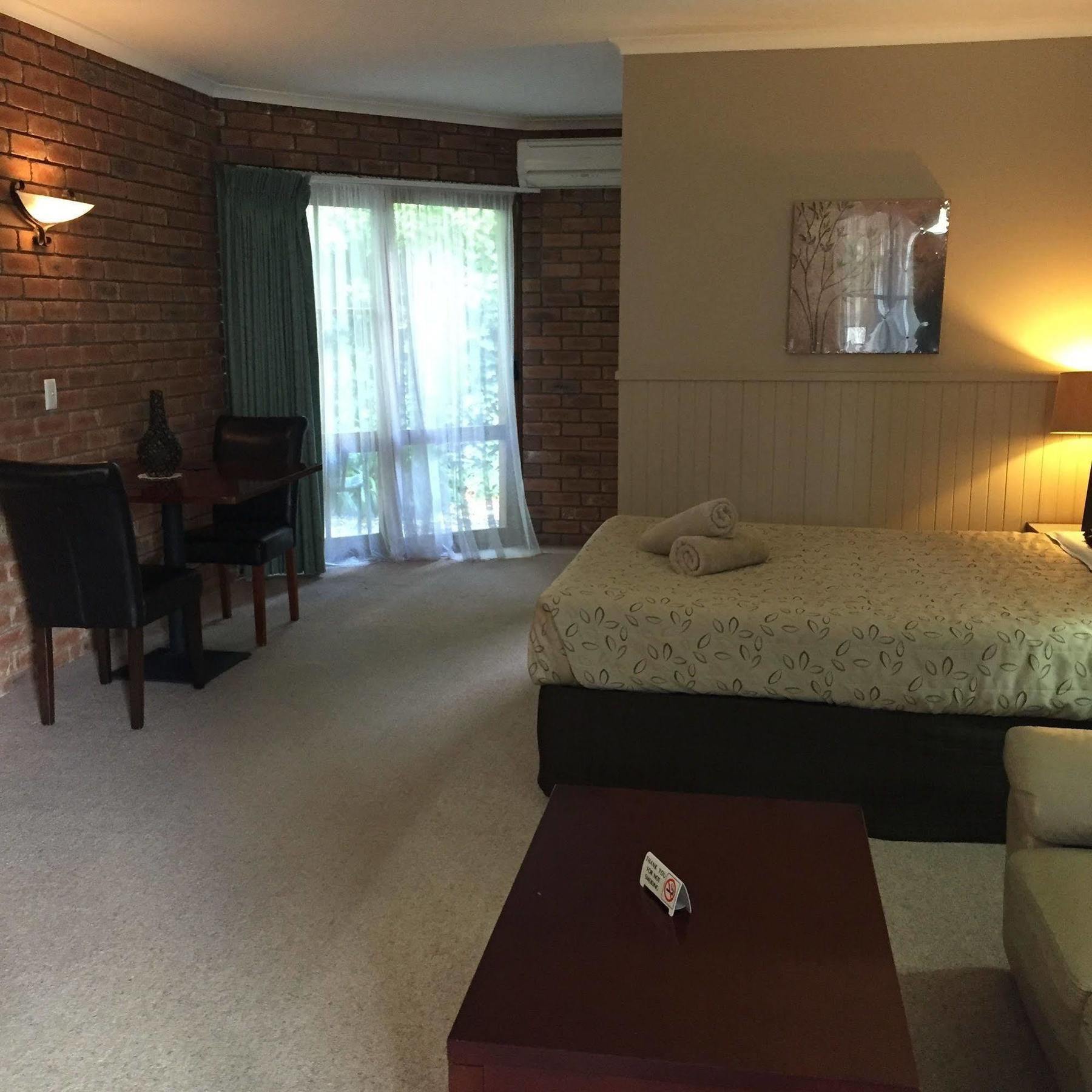 Jolly Swagman Motor Inn Юроа Екстериор снимка