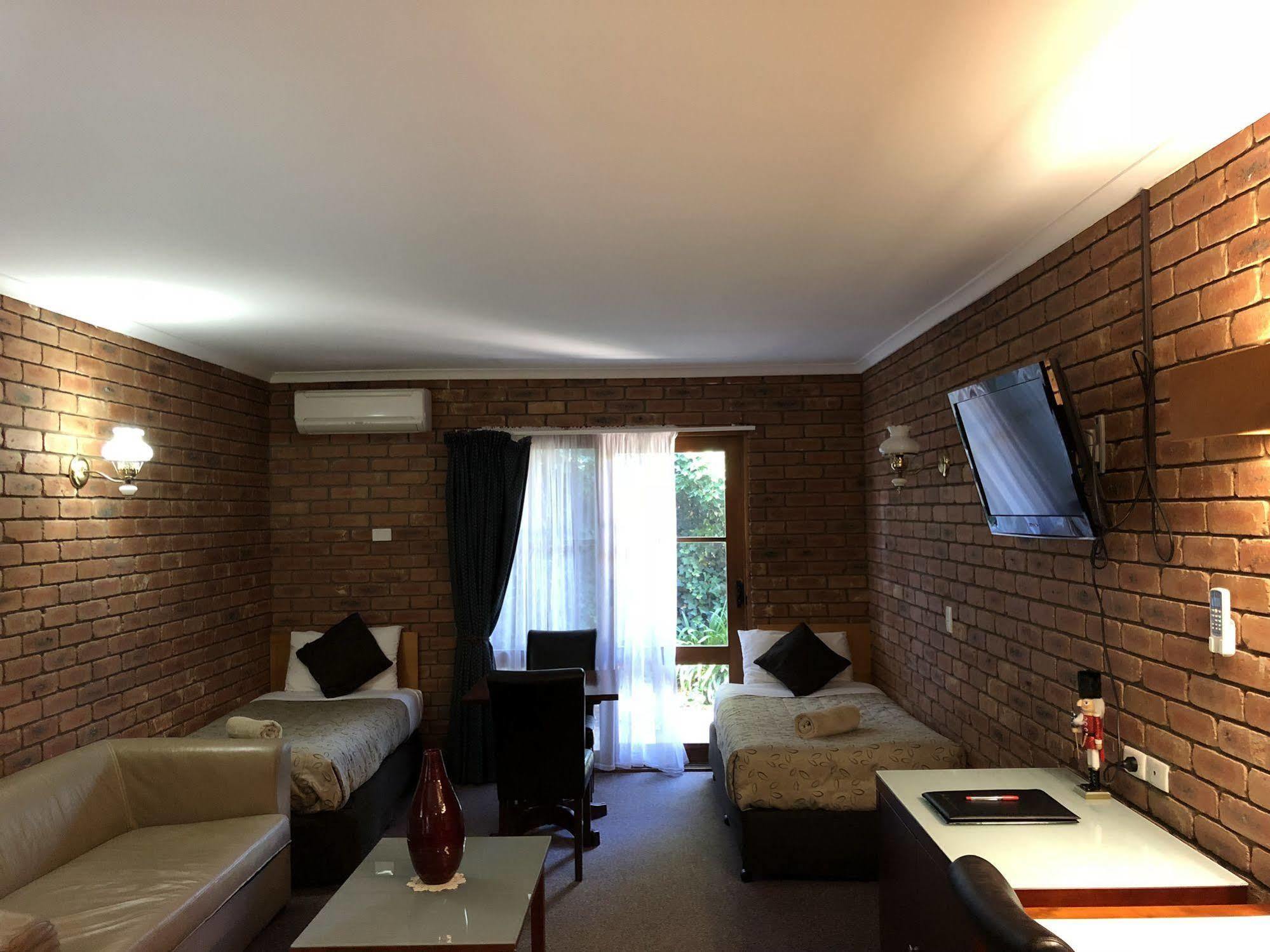 Jolly Swagman Motor Inn Юроа Екстериор снимка
